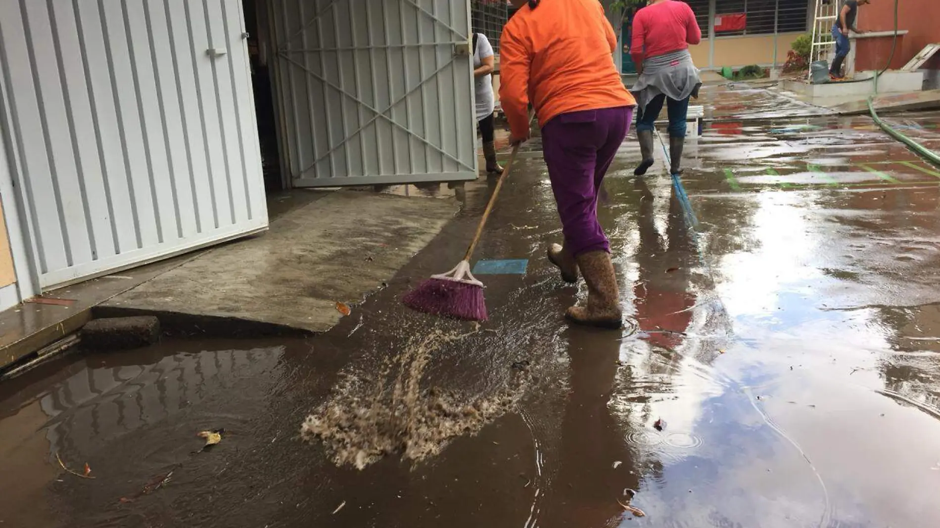 escuela daños inundación qivo